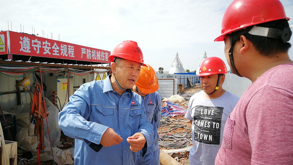 2018年5月2日，股份公司副總裁黃鐵民對科技公司項目現(xiàn)場進行安全檢查.jpg